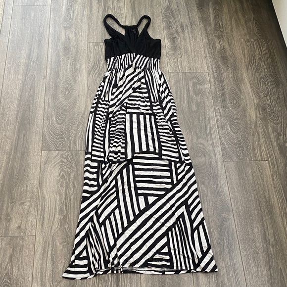 Felicity & Coco - Black & White Geometric Striped Maxi Dress - Size M - Picture 1 of 7
